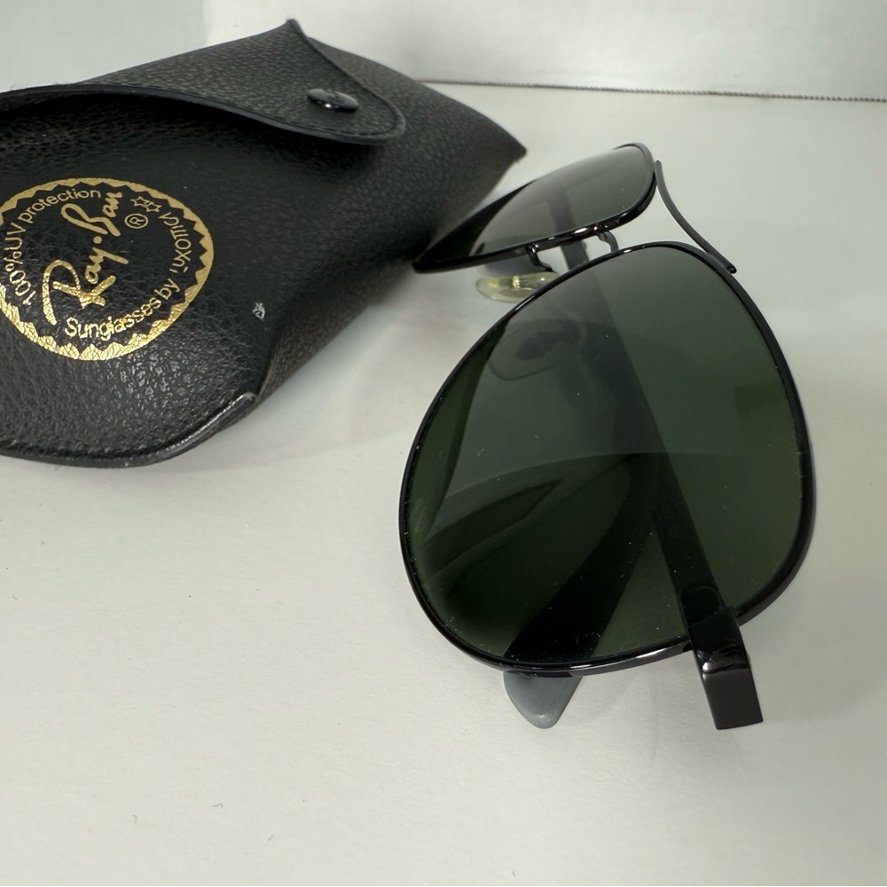 RAY-BAN Carbon Fibre Aviator style
w/classic double-bridge shape, original case